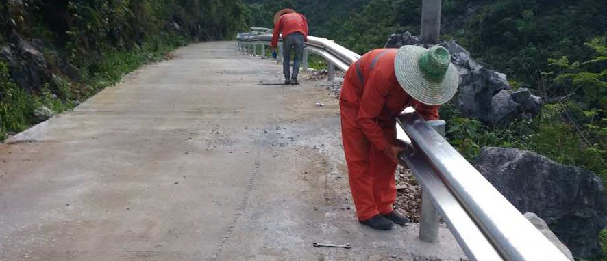 四川西藏日喀则6公里护栏板安装队
