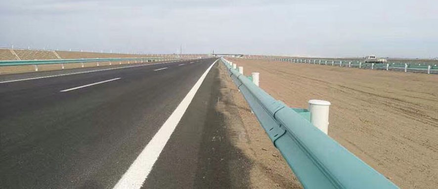 河北宁夏11公里波形梁钢护栏安装进行中