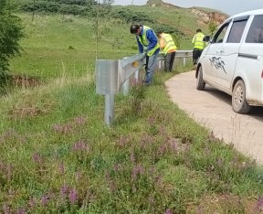 广西青海尖扎县波形护栏安装施工完成